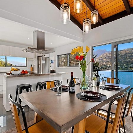 Queenstown Lakefront Dream 4 Bed ภายนอก รูปภาพ
